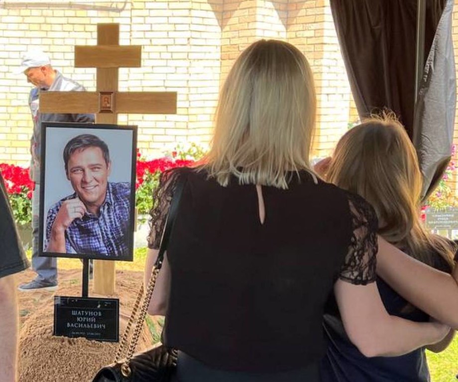 Вдова и дети у могилы: Юрия Шатунова похоронили на Троекуровском кладбище