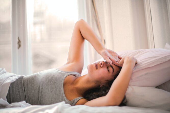 Не вставая с кровати: это упражнение поможет ощутить легкость в теле с утра