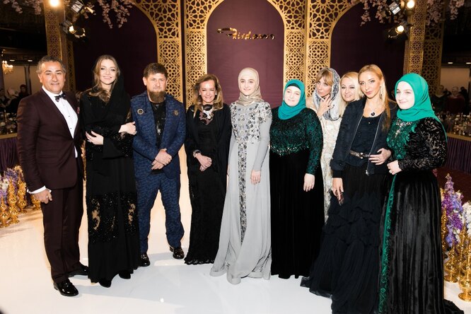 Рамзан Кадыров с семьей и гостями показа
