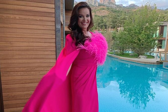 «Невероятная»: Оксана Федорова в розовом платье с перьями очаровала поклонников