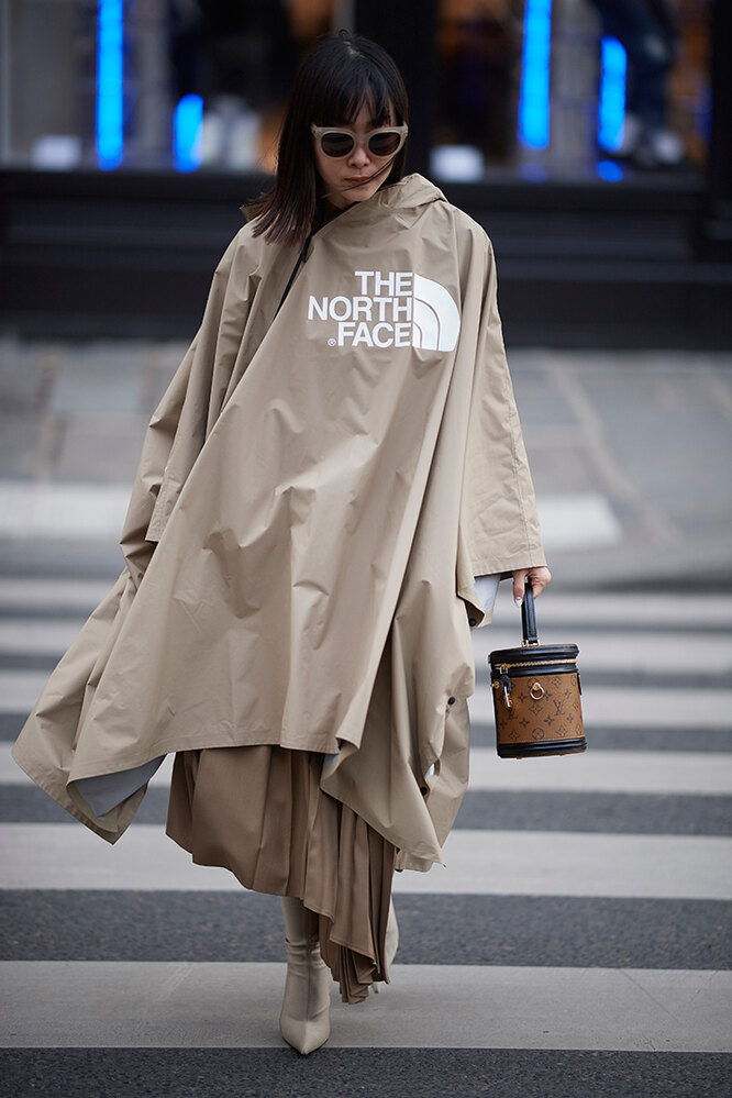 Отличное применение дождевика на неделе моды в Париже