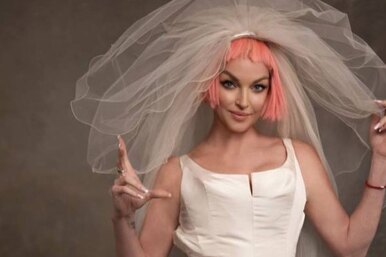 «Верю, вы улыбнетесь»: Анастасия Волочкова снялась в экстремально коротком свадебном платье