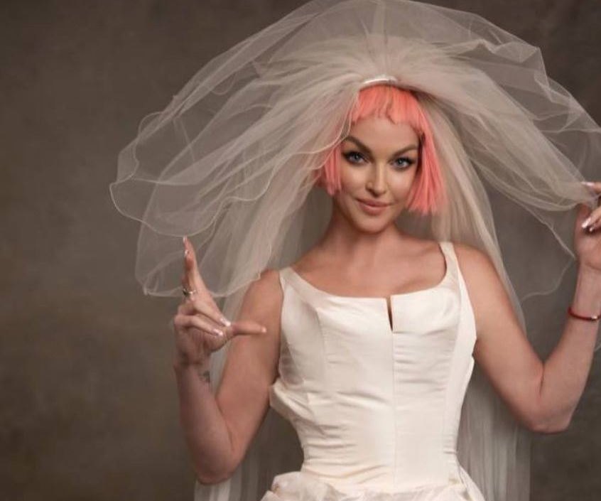 Верю, вы улыбнетесь: Анастасия Волочкова снялась в экстремально коротком свадебном платье