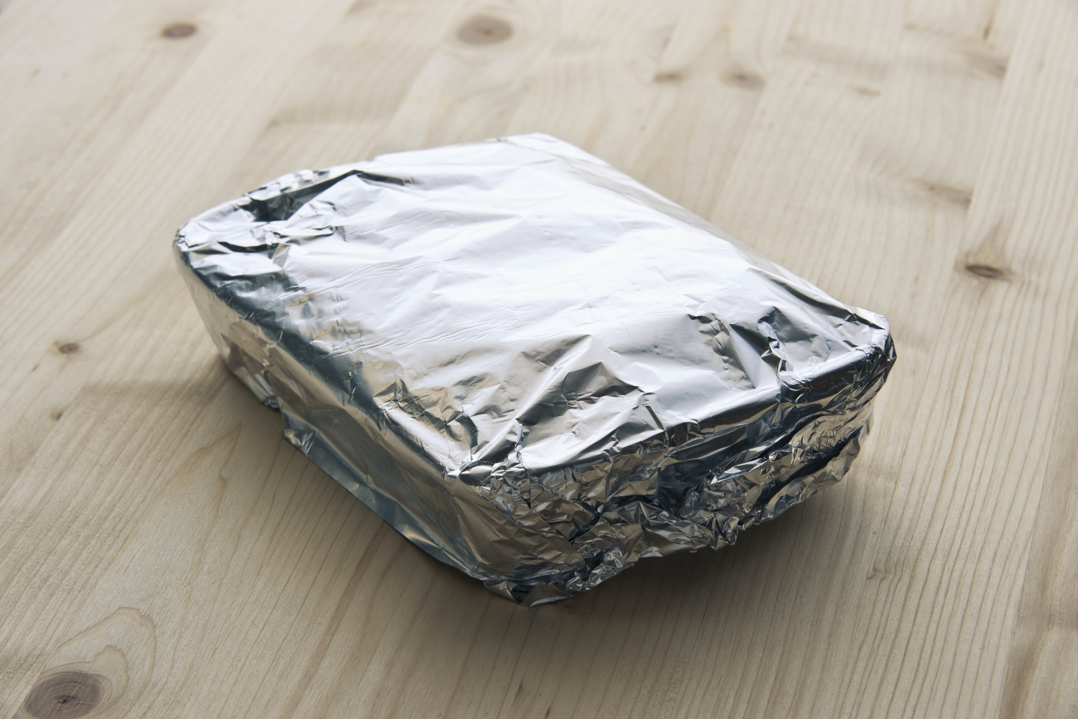 Почему не стоит хранить продукты, завернув их в фольгу — и что использовать вместо нее