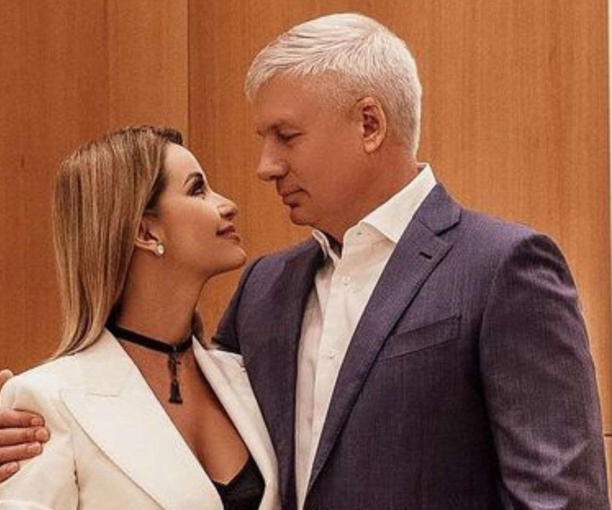 У нас с мужем первая годовщина свадьбы: беременная Ольга Орлова в купальнике снялась на яхте