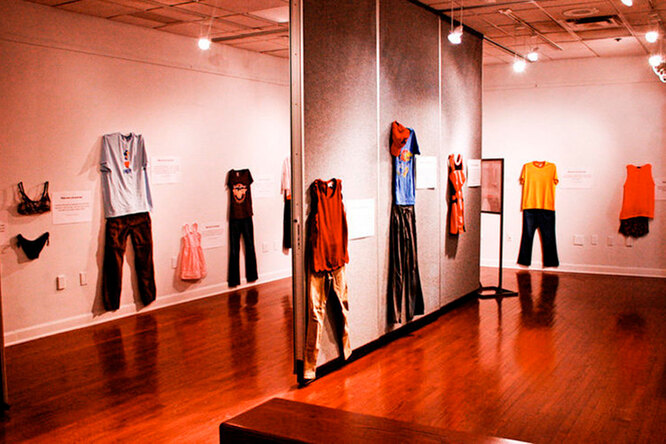 Музей боли и страха: выставка одежды жертв насилия с их историями