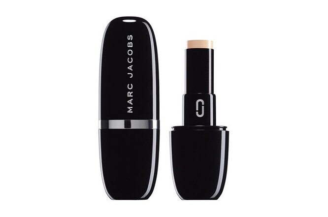 Карандаш-корректор Accomplice Concealer & Touch Up Stick, Marc Jacobs Beauty