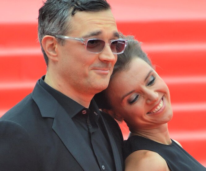 Обнял жену за шею: Ксения Алферова с Егором Бероевым появились на премьере