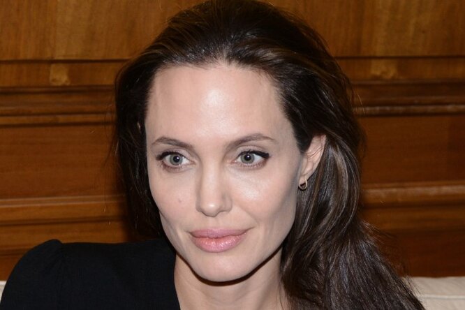 Изможденная Анджелина Джоли даже в жару ходит в шерстяной накидке