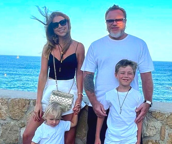 «Не всех я родила, но воспитываю»: Наталья Подольская показала мужа и сыновей на курорте