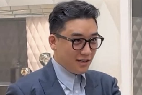 Скандальный айдол k-pop Сынри попал на видео в компании трех молодых женщин 