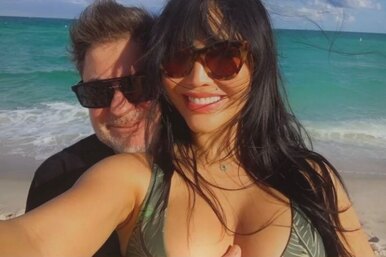 Страсть на пляже: Александр Цекало обнял за грудь молодую жену в бикини