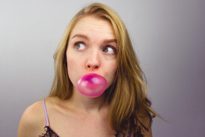 Chewing gum and more: 5 bad habits for our health that seem harmless