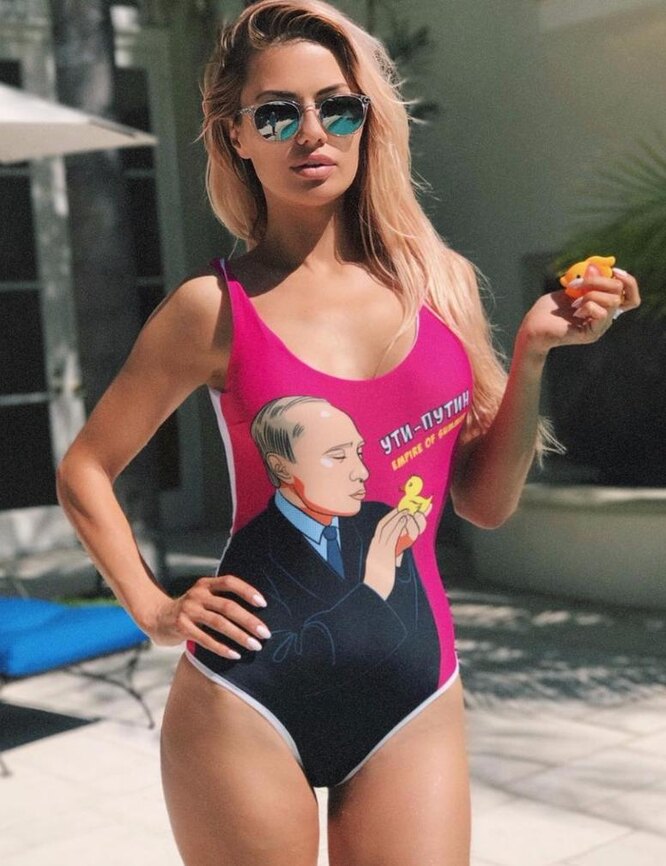 Виктория Боня в купальнике в изображением Владимира Путина
