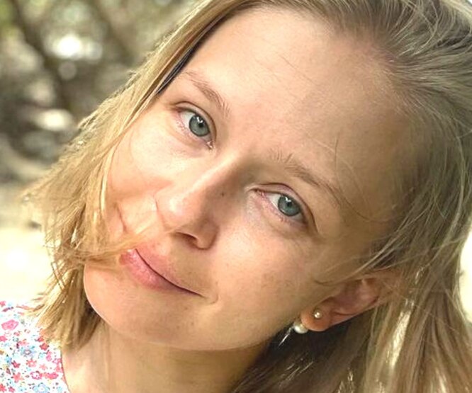 «Фигура — космос! Королева лета!»: Юлия Пересильд в бордовом купальнике восхитила фанатов