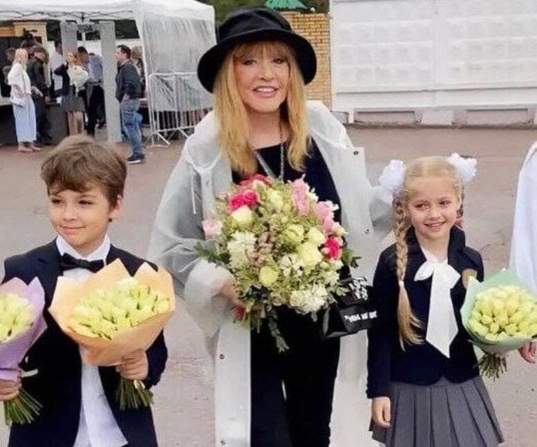 «Школьники мои! А что мы едим»: Алла Пугачева отправила мужу за границу умилительное видео с детьми