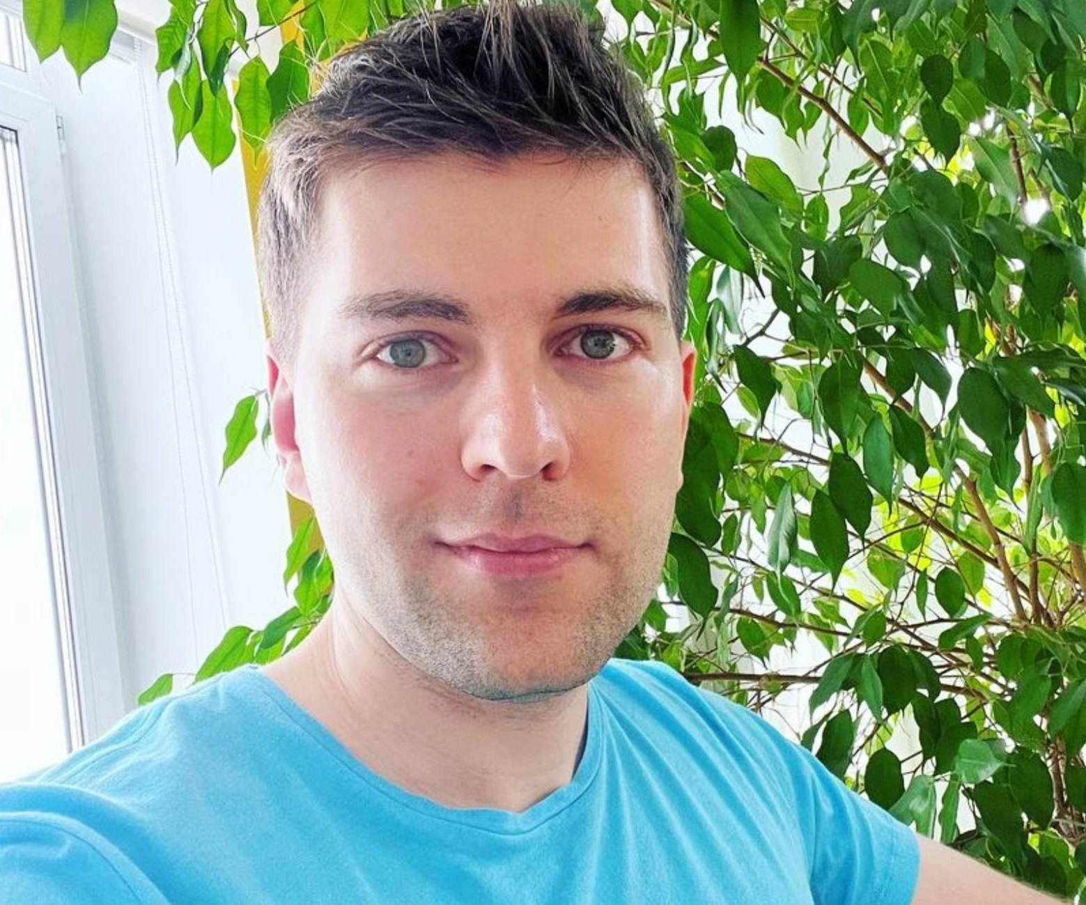 Ноги на зависть многим: Дмитрий Борисов на пляже в день рождения ошеломил фанаток