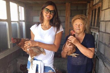 Каникулы в России: Ирина Шейк побывала на куриной ферме