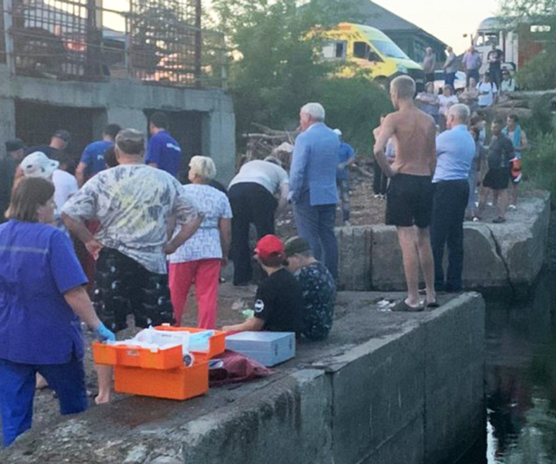 Водолаз спас 15-летнюю девушку, которую затянуло в шлюз на Енисее
