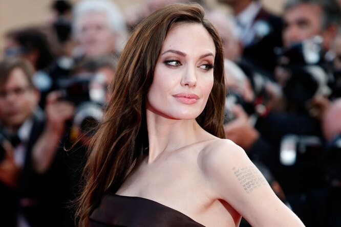 Звезда с бутылкой вина: Анджелина Джоли тайно побывала у бывшего мужа