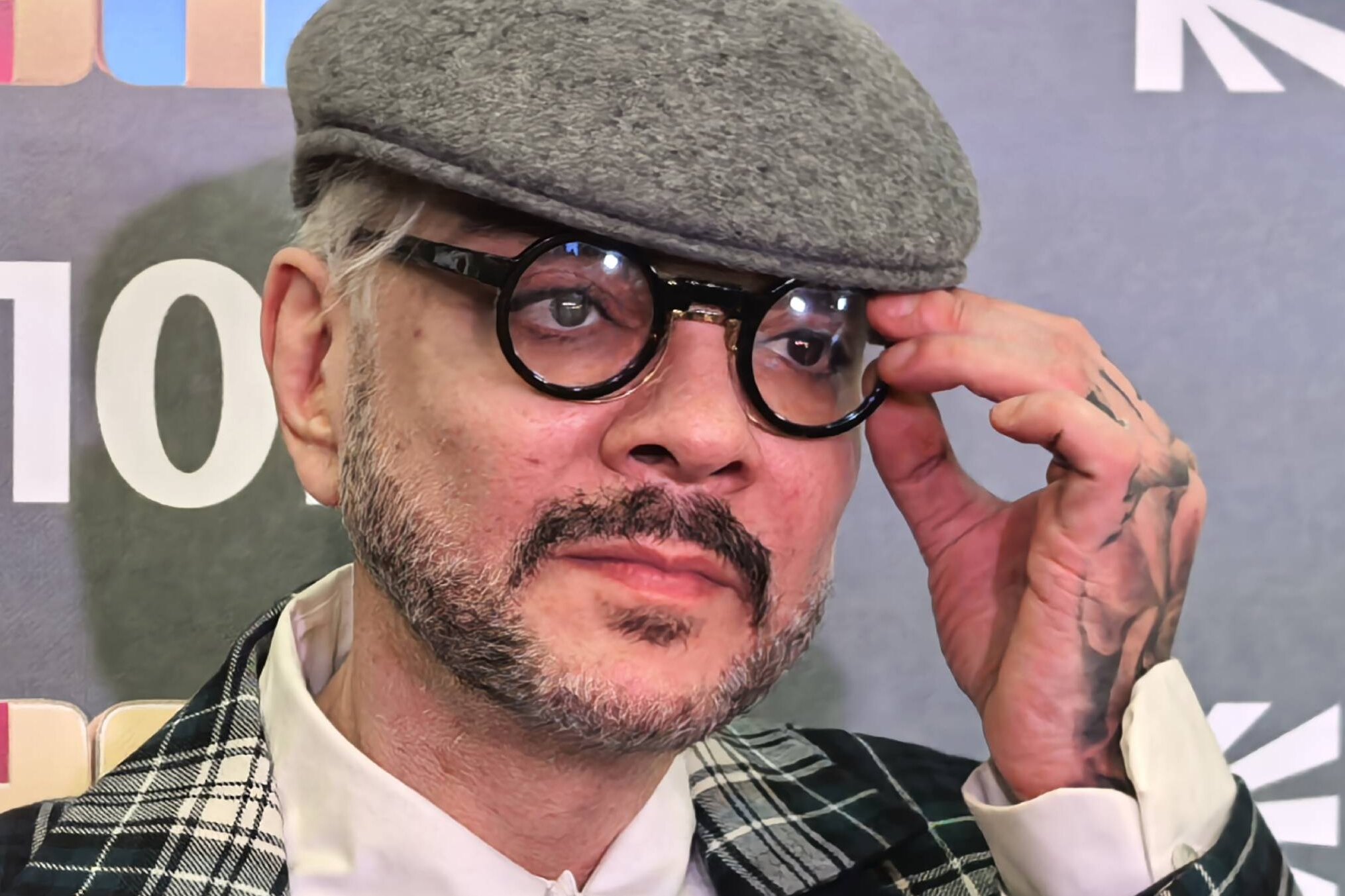 «Я купил мужской браслет Love»: Филипп Киркоров на премьере комедии «Небриллиантовая рука» показал новогодний подарок