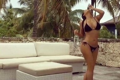 Ким Кардашьян показала новое видео в крошечном бикини и с алкоголем