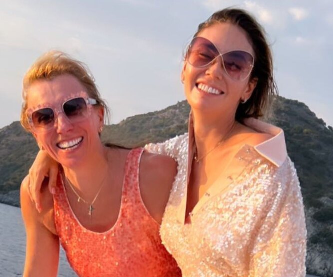«Выглядите как супермодели!»: Ляйсан Утяшева и Светлана Бондарчук в мини-платьях снялись на яхте в Турции