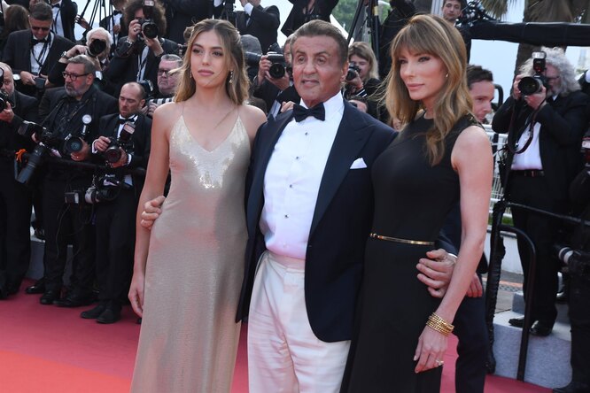 Сильвестр Сталлоне с женой и дочерью на красной дорожке