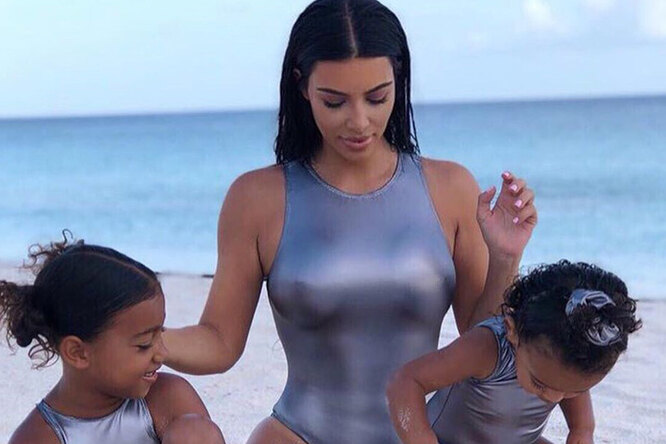 Ким Кардашьян впервые смогла собрать всех своих детей для пляжной фотосессии