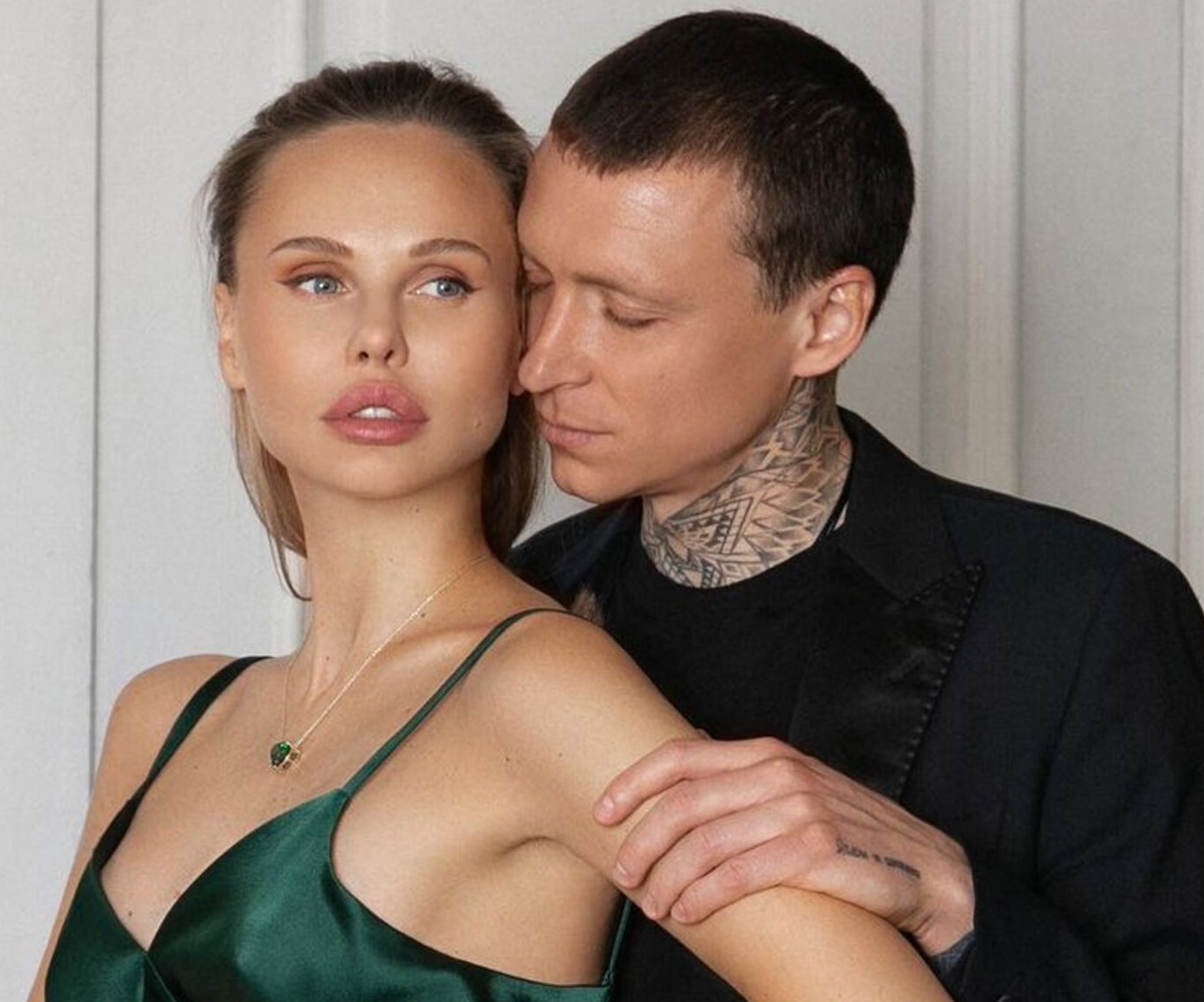 Обожаю смотреть на счастье: Павел Мамаев закружил в танце беременную жену