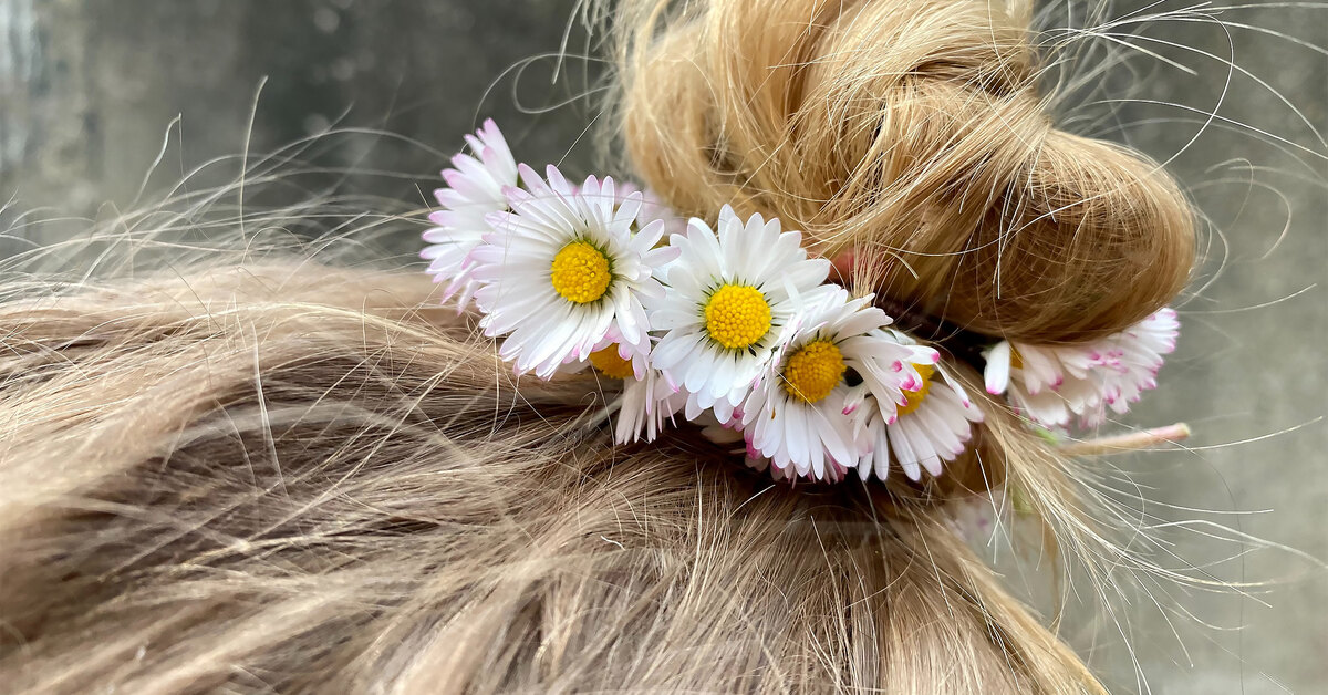 How easy it is to make a voluminous bun on thin hair: you can do it without a stylist!