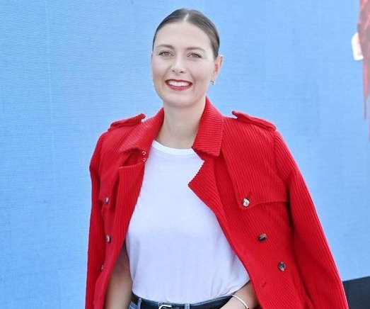 Пришла в форму после родов: Мария Шарапова в ярком наряде появилась на Неделе моды