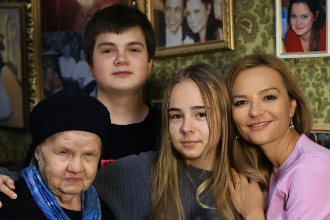 «У любимой свекрови день рождения»: вдова Владимира Левкина с дочерью приехали к его маме