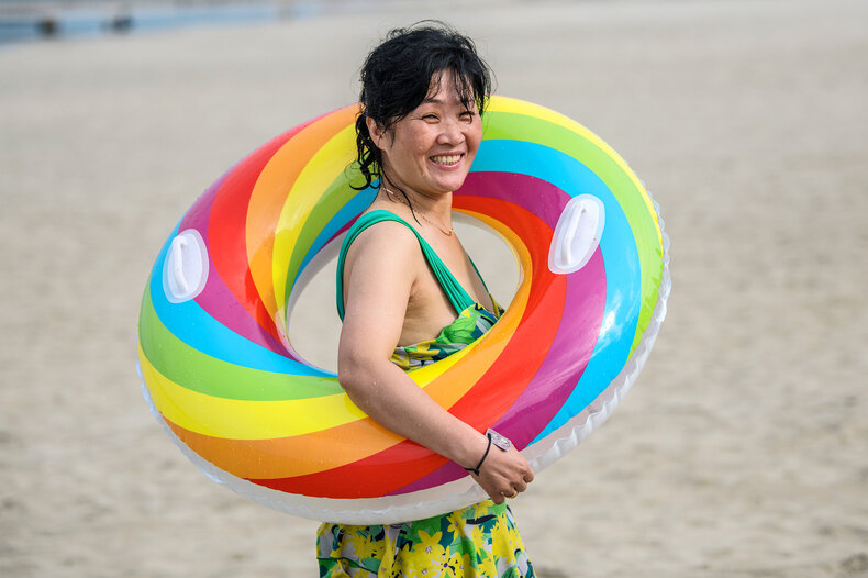 Почему в Северной Корее запретили купальники — и в чем ходят местные женщины на пляж