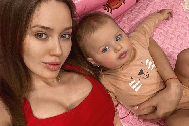 Беременная Анастасия Костенко объяснила, почему отказалась кормить дочь грудью