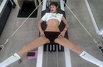 С широко раздвинутыми ногами: самая красивая женщина в провокационной позе шокировала фанатов
