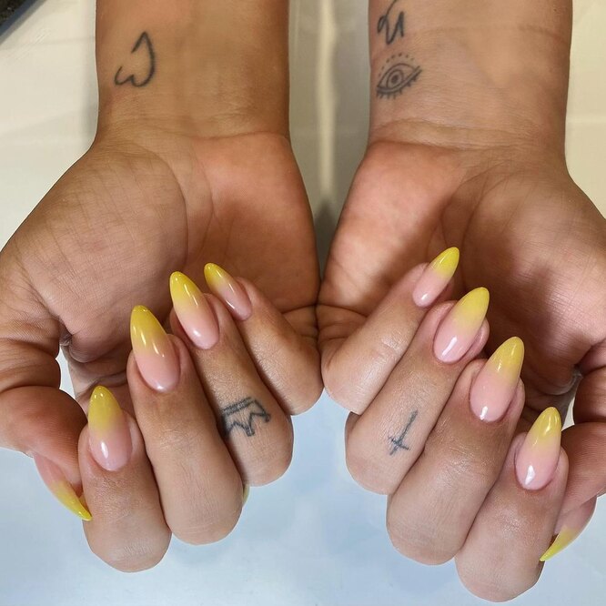 Ombre nails that grow back for a long time: 5 examples of resistant manicure in summer colors
