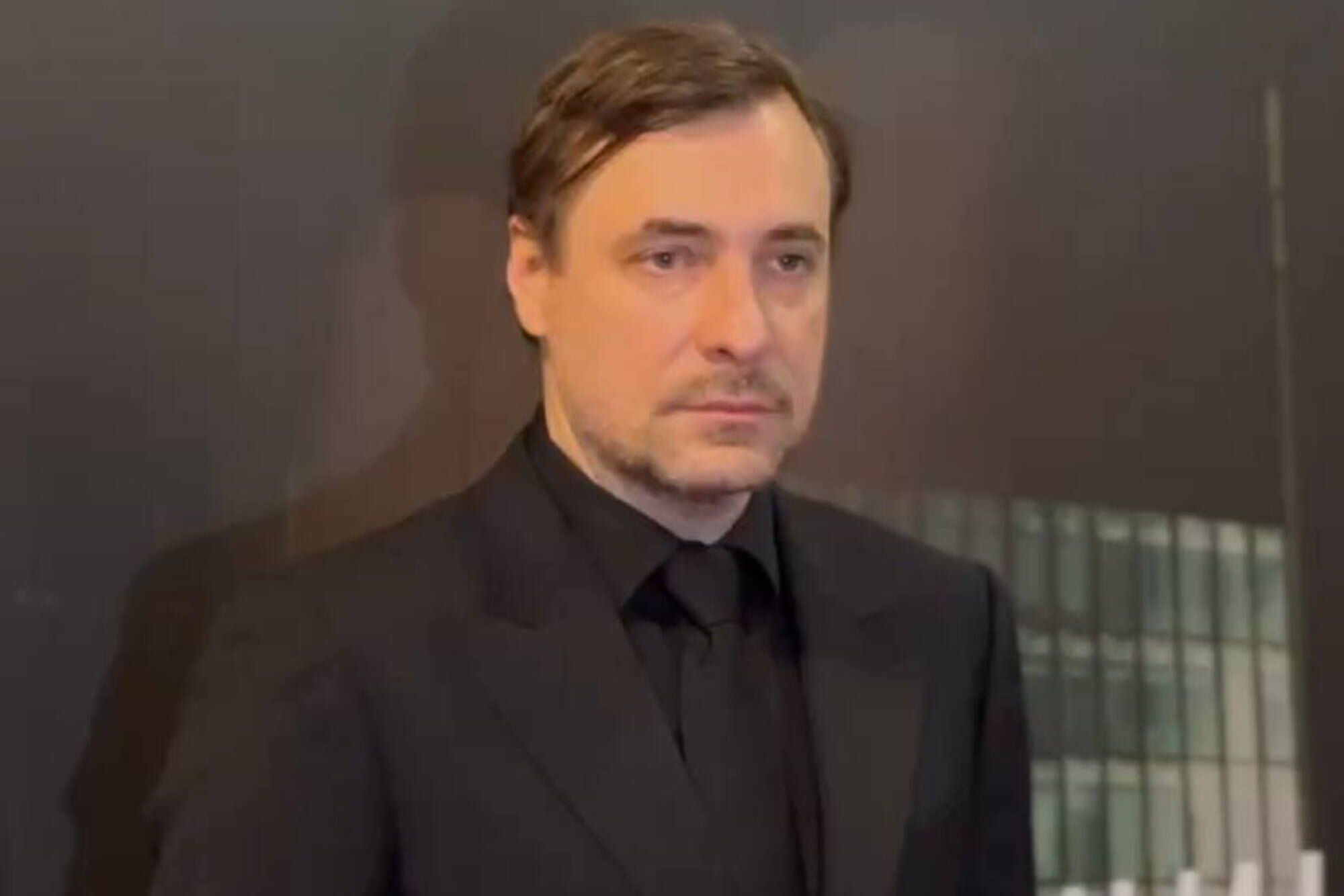 Заболевший Евгений Цыганов в медицинской маске появился на премьере сериала «Минута тишины»