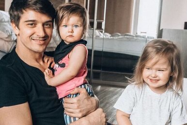 «Папуля с двумя очаровашками»: Станислав Бондаренко с дочерьми умилили фанаток
