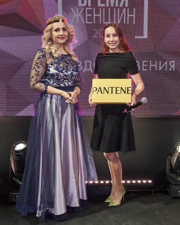 Бренд-менеджер компании Pantene Абрамова Дарья и финалистка Юлия Стецура