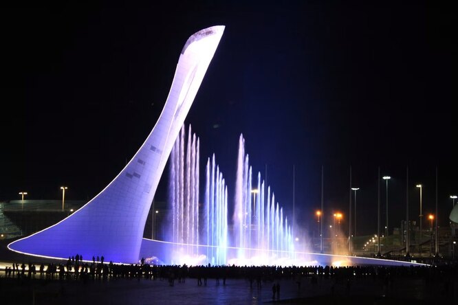 В Олимпийском парке по вечерам проходит шоу танцующих фонтанов. Летом каждый день недели будет разная программа   от русской классики до саундтреков к известным фильмам 