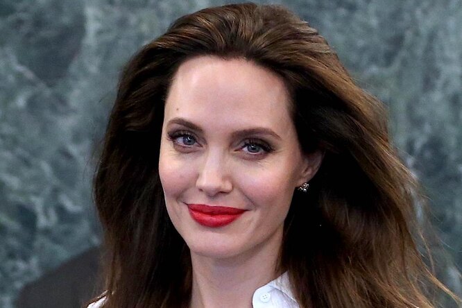 «Стройные красотки»: Анджелину Джоли с дочерью Вивьен в шортах поймали папарацци