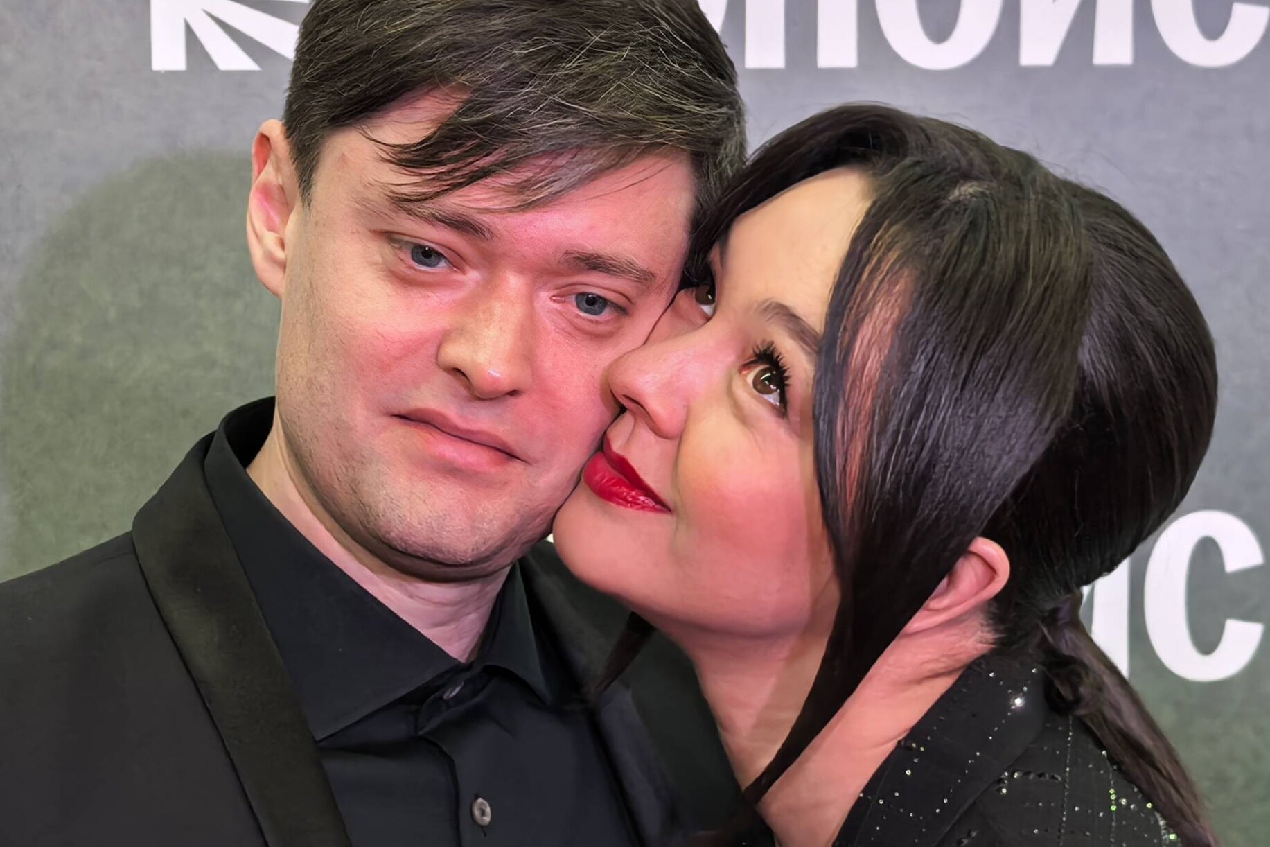 Марина Кравец нежно целовала мужа на премьере комедии «Небриллиантовая рука»