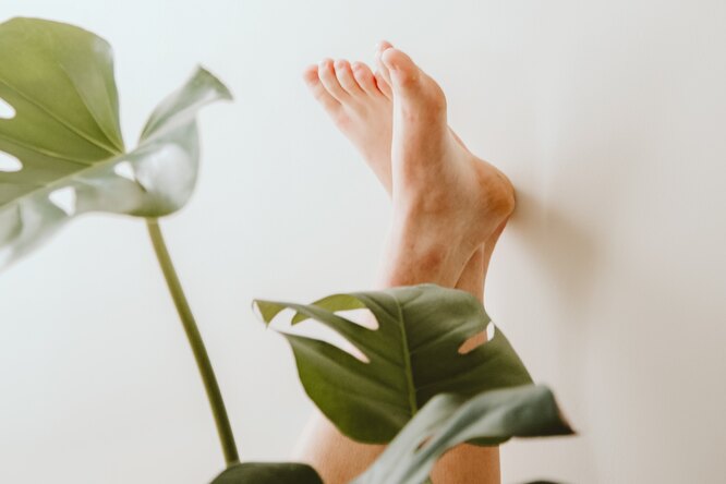 How to unload muscles after a day on your feet: Expert shows effective ankle stretch
