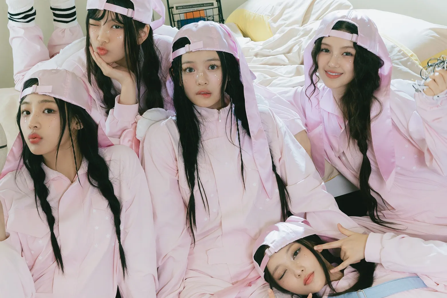Участницы группы k-pop NewJeans прослезились, вспоминая 2024 год на популярном ток-шоу