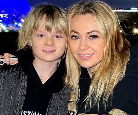 «Побалуемся напоследок»: Яна Рудковская привела 9-летнего сына в «Макдоналдс»