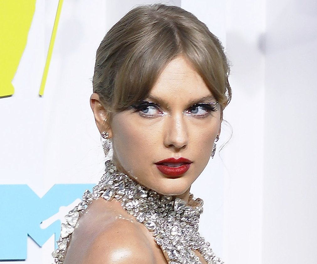 Твой лучший наряд!: Тейлор Свифт в сияющем мини на MTV VMA 2022 ошеломила фанатов