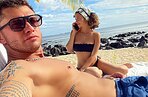 «Загораем!»: Павел Прилучный с голым торсом снялся на пляже с актрисой в бикини