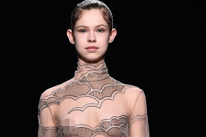 Юная модель с обнаженными сосками смутила гостей показа Valentino в Париже Юная модель с обнаженными сосками смутила гостей показа Valentino в Париже