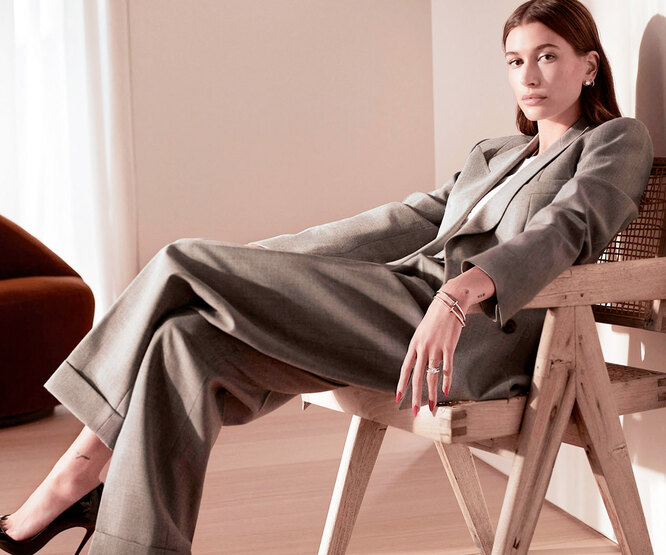 Оверсайз, укороченный, классика: какие пиджаки покупают все модницы — гид от Хейли Бибер